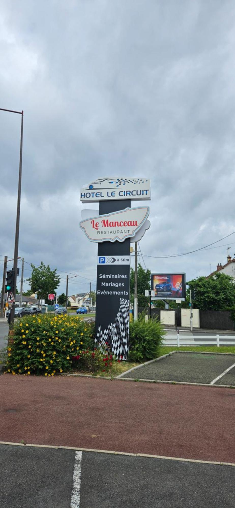 Le Circuit Hotel